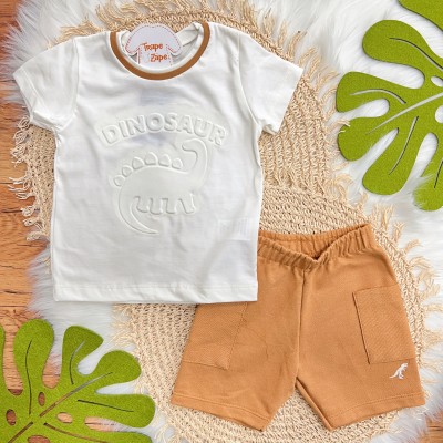 Conj. Camiseta Dinossaur e Bermuda em Moletinho - Off White e Caramelo